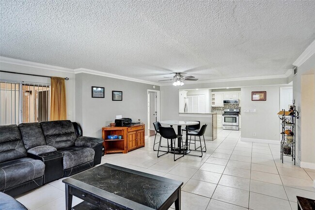 Foto del edificio - 12215 Royal Palm Blvd
