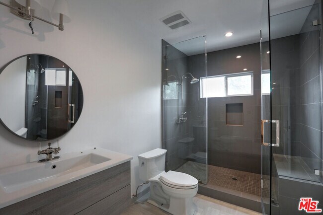 Foto del edificio - 1105 Alta Loma Rd