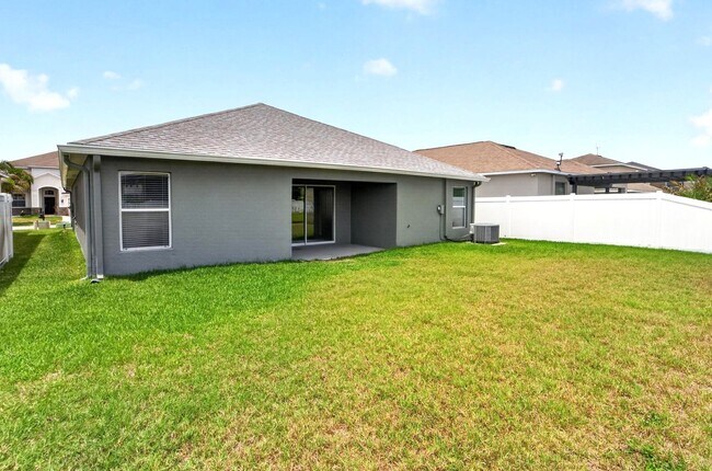 Foto del edificio - 13128 Royal Pines Ave