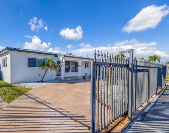 Foto del edificio - 490 W 33rd Pl