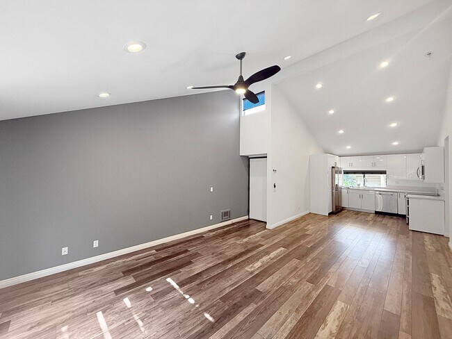 Building Photo - Stunning 2 bed/1.5 bath condo in the desir...