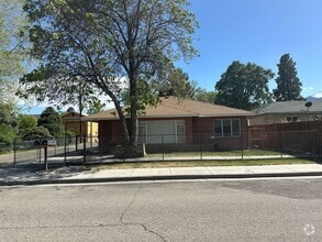 Building Photo - 212 E Pine St