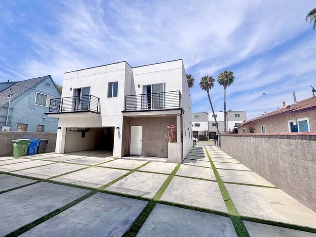 Building Photo - Gated Standalone Home w/ Attached Garage | 4-BR/5-BA | Sherman Oaks