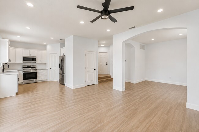 Foto del edificio - 5477 Queenship Ct