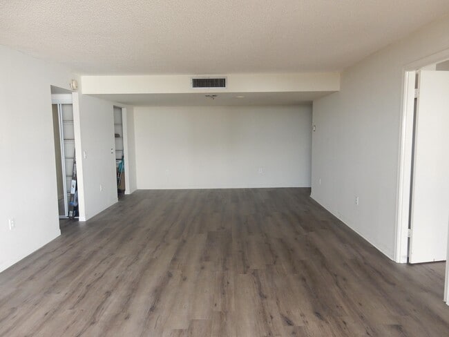 Building Photo - 5600 N Flagler Dr