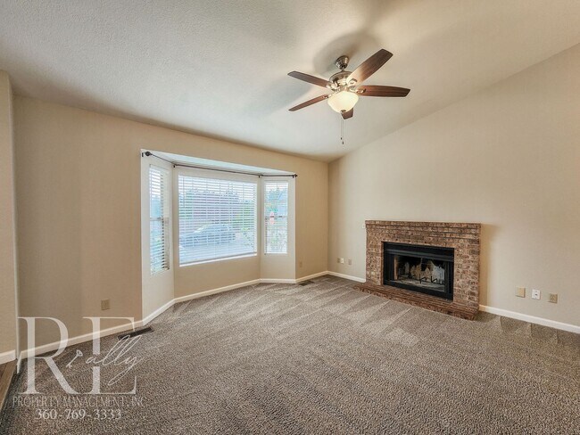Foto del edificio - Spacious Tri-Level in East Bremerton | Cor...
