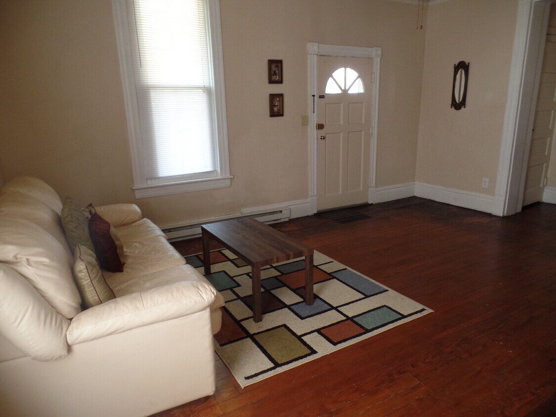 Primary Photo - 127 Edgington Ln