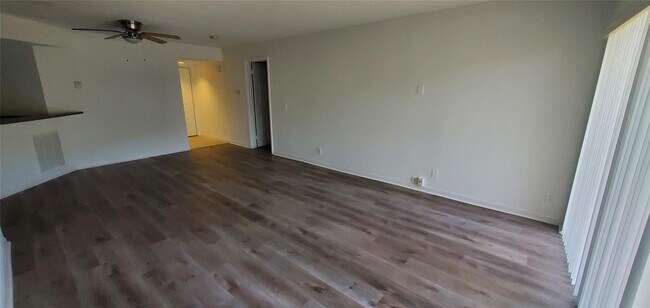 Foto del edificio - 8781 Wiles Rd