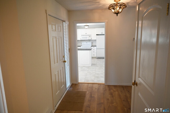 Building Photo - 922 Heritage Vlg