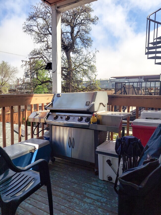 Foto del edificio - 1832 W Addison St