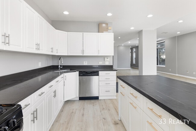 Building Photo - Renovated Huge 3 Bedroom plus Office and 2...