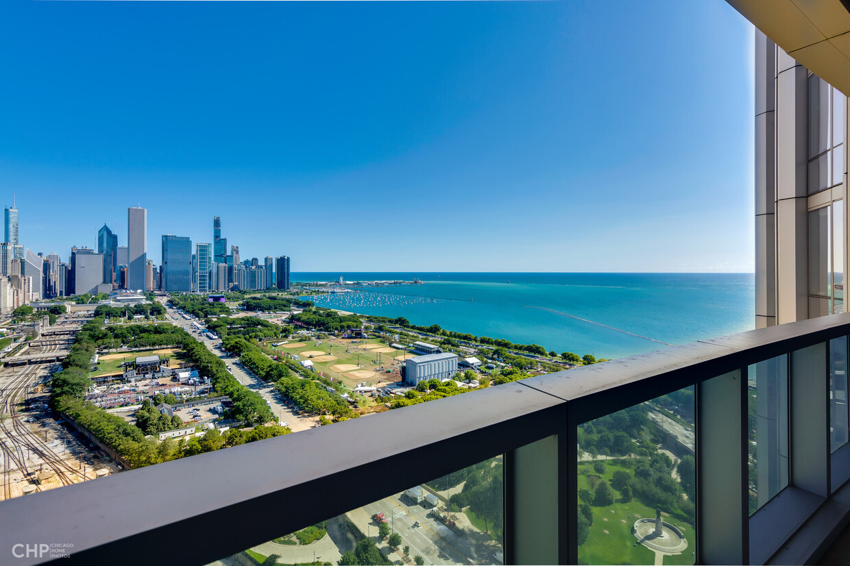 IMPRESIONANTES VISTAS DESDE EL BALCÓN. - 1211 S Prairie Ave