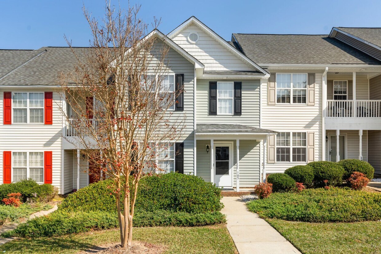 Foto principal - Beautiful 3 bed/2.5 bath Townhome in Clayt...