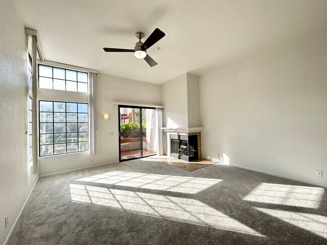 Building Photo - AVAILABLE NOW!! 2 Bedrooms 2 Bathroom Condo in Palm Springs!