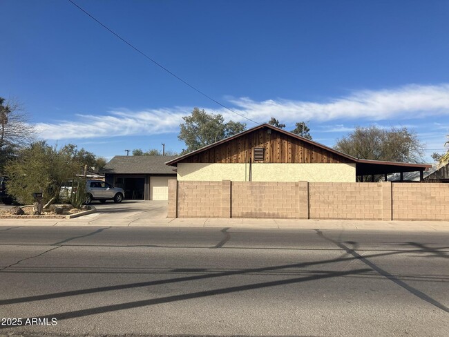 Building Photo - 1495 N Casa Grande Ave