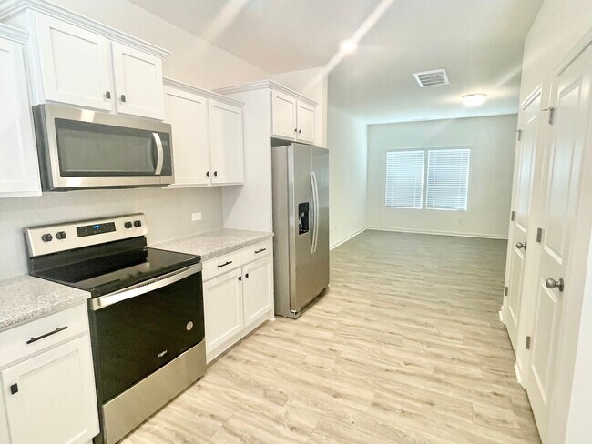 Foto del edificio - 3 br 2.5 ba townhome, covered front porch ...
