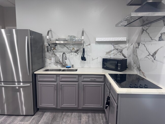 Building Photo - 6615 Tippin Ave