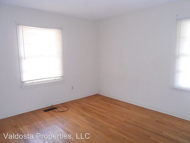 Building Photo - 3 br, 1.5 bath House - 2303 University Drive