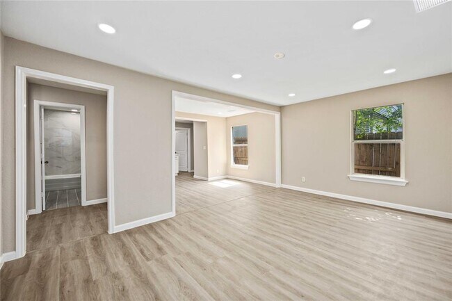 Building Photo - 310 E Whitney St