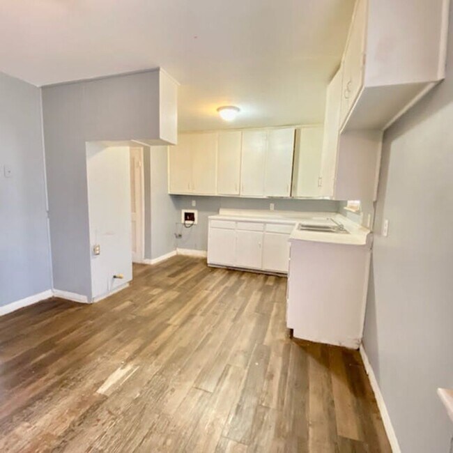 Foto del edificio - Handyman Special $0 First Month's Rent / “You fix, you SAVE BIG!!” Contact Mayshell for details: ...