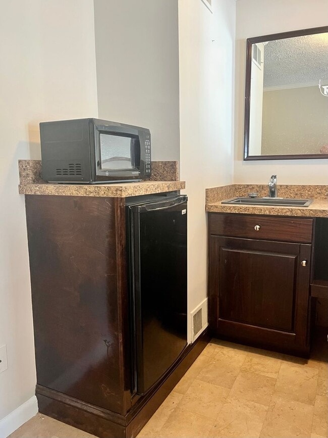 Building Photo - Charming 2 Bedroom/2 Bathroom in Laurel Valley!