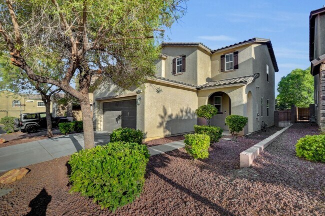 Foto del edificio - Charming 3-Bedroom Two-Story Home in Gated...