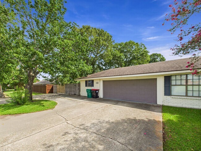 Building Photo - Beautiful 3 Bed, 2 Bath Home with Mother-I...