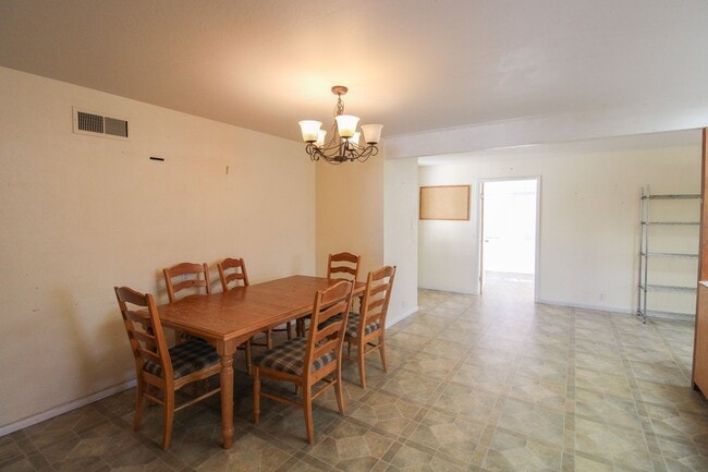 Foto del edificio - 4 Bedroom House with Large Backyard Near Cal Poly