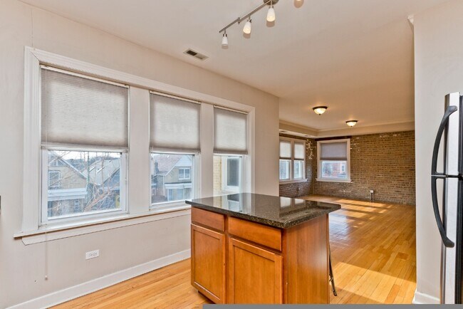 Foto del edificio - 3040 W Diversey Ave