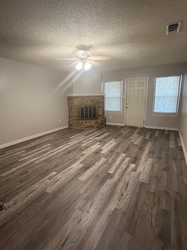 Building Photo - 6160 Denis Ln