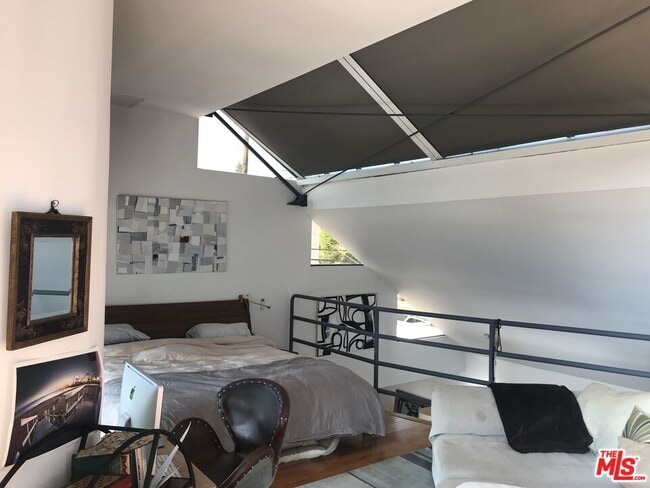 Building Photo - 1015 Marine St