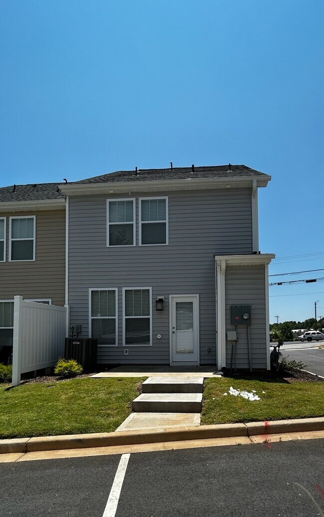 Building Photo - Home in Woodruff