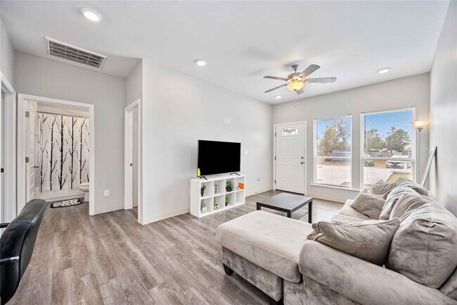 Foto del edificio - 8009 Sterlingshire St