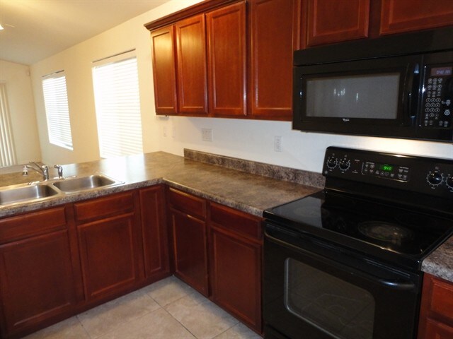 Building Photo - 2033 W Vineyard Plains Dr