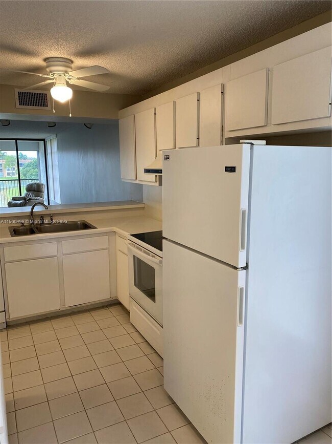 Foto del edificio - 5925 Coral Lake Dr