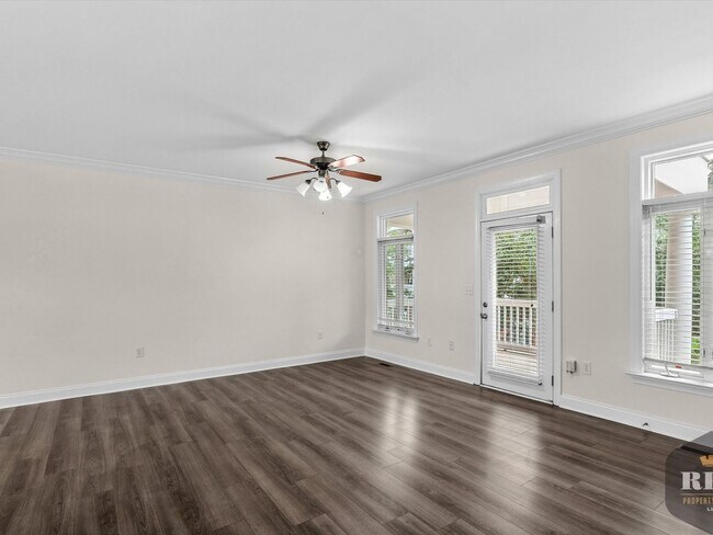 Foto del edificio - 3 Story Townhome, New Wood Floors, Great W...