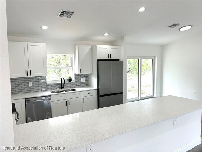 Foto del edificio - 136 Lincoln Rd NW