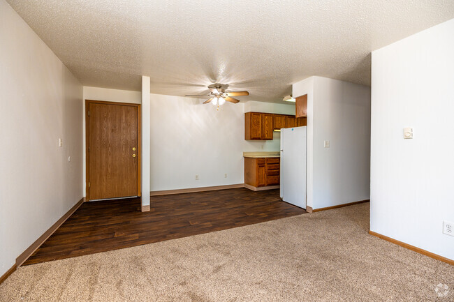 2BR, 1BA - 792 SF - Sunburst Apts