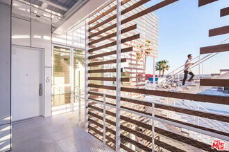 Building Photo - 935 N San Vicente Blvd