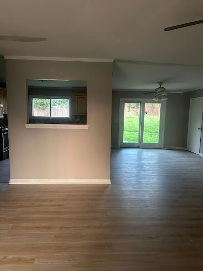 Foto del edificio - Spacious 3 bedroom 2 bathroom ranch.