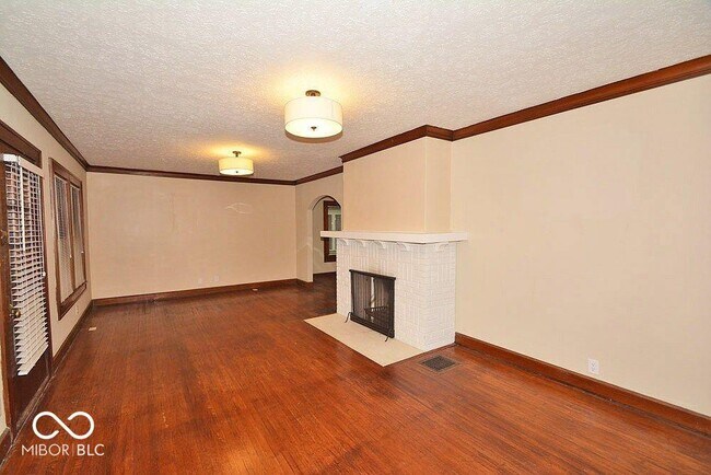 Foto del edificio - 4905 Broadway St