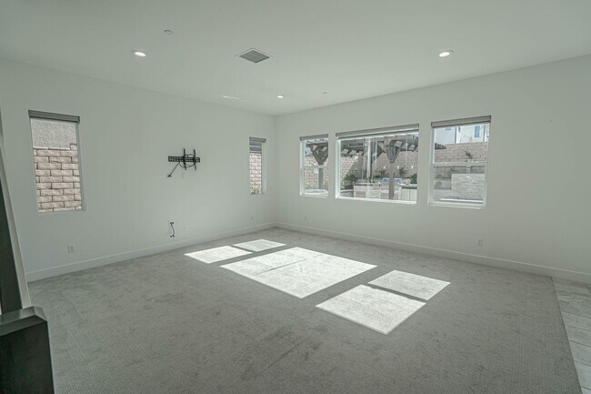 Foto del edificio - 5-Bedroom Home with Loft in Gated Victoria at Plum Canyon!