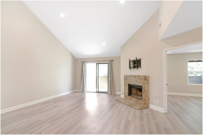 Building Photo - 2 Bedroom Condo - Laguna Hills!