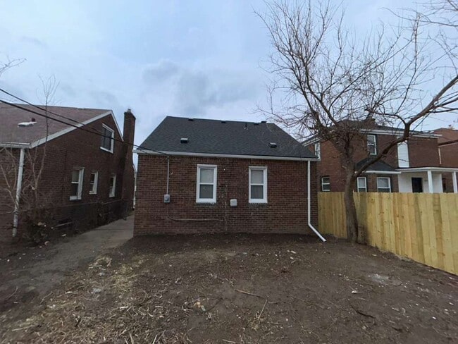 Foto del edificio - Three Bedroom Bungalow Ready for You