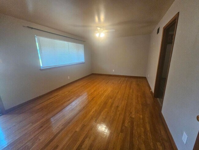 Foto del edificio - 4 Success is offering this 4 bedroom 2 bat...