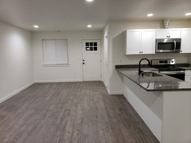entry - 1125 W Ivy Ave