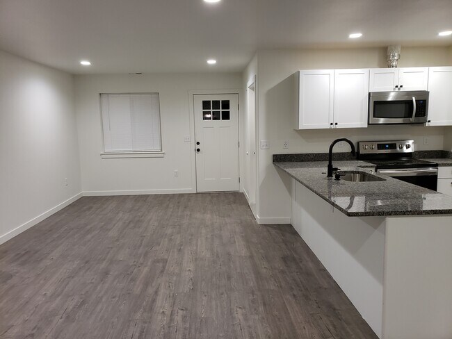 entry - 1125 W Ivy Ave