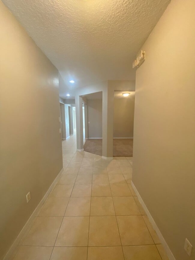 Building Photo - 4 Bedroom 2 Bath Pool Home in Villa Sol fo...