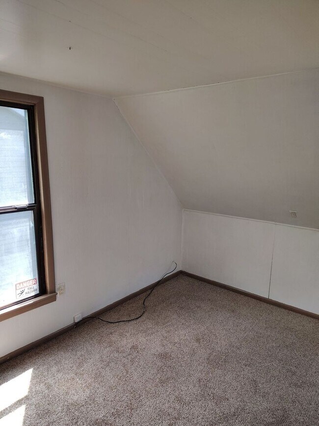 Building Photo - Great 2-bedroom home close to downtown