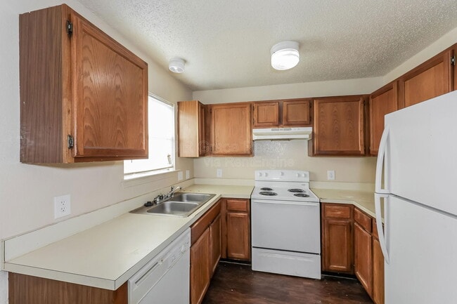 Building Photo - 5853 Shadydell Dr